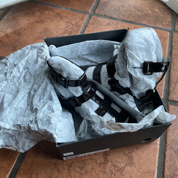 New in Box Kenneth Cole Reaction brown sandals - Picture 8 of 9